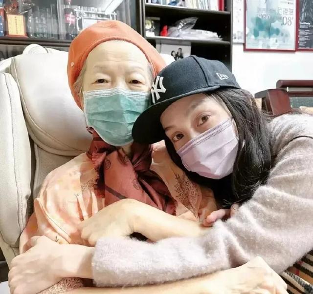 48岁范玮琪开唱,短裙秀长腿!哽咽提5年失4位至亲,现在充满能量