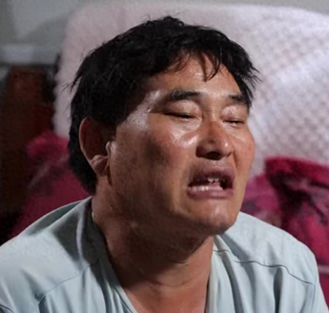 大衣哥心中最大的痛:被村民欺负不算啥,200斤的女儿形同废人