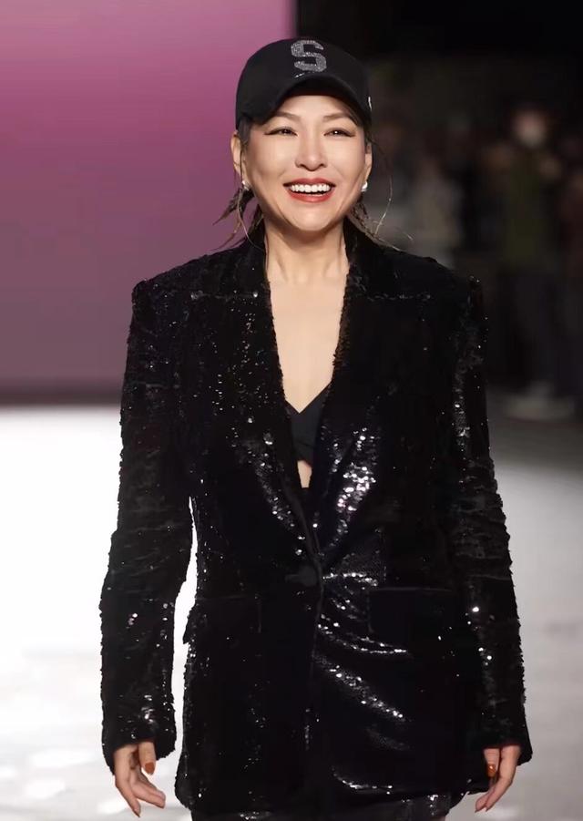 第二个贾玲？54岁李静成功暴瘦55斤，不挨饿不垮脸，近照都不敢认