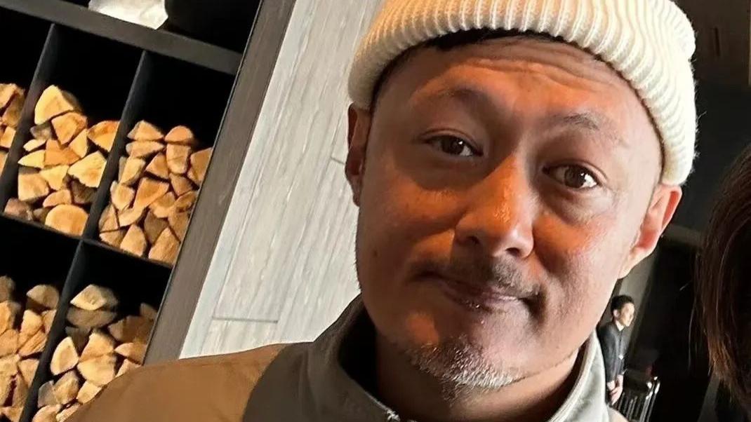 42岁余文乐近照变样，胡子花白皱纹深，断崖式衰老快认不出