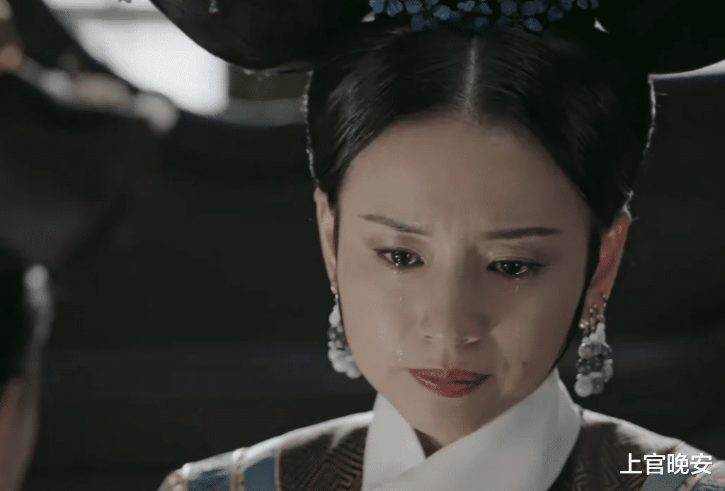 50岁的周迅和44岁的董洁同框，医美脸和天然脸的差别，一目了然