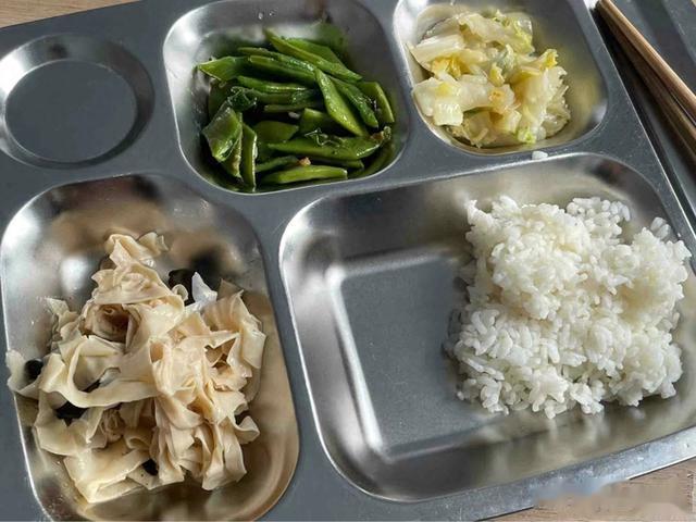 广东22岁女子晒工厂伙食饭菜，68岁奶奶看后抹泪：回来吧，我养你