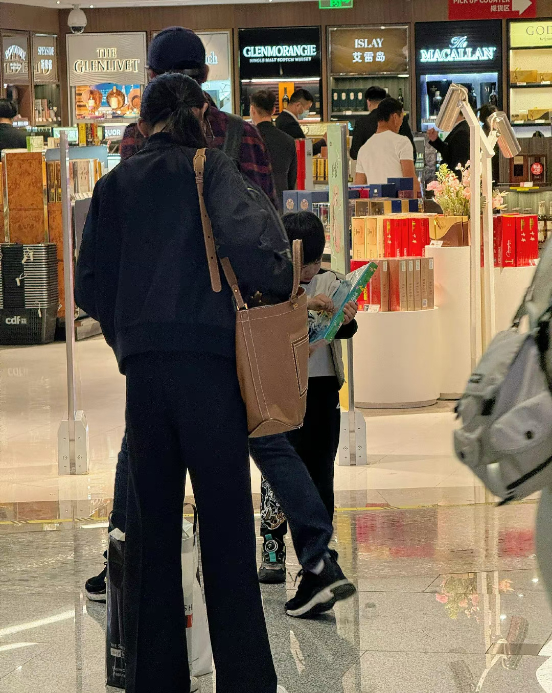 秋瓷炫于晓光全家回国,5岁儿子近照曝光,一家三口同框幸福满溢