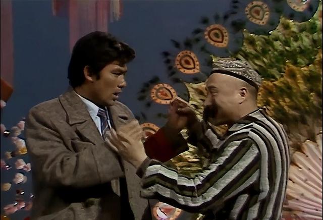 70岁陈佩斯拄拐杖现身,苍老许多,开电动三轮车,两次翻进水沟!