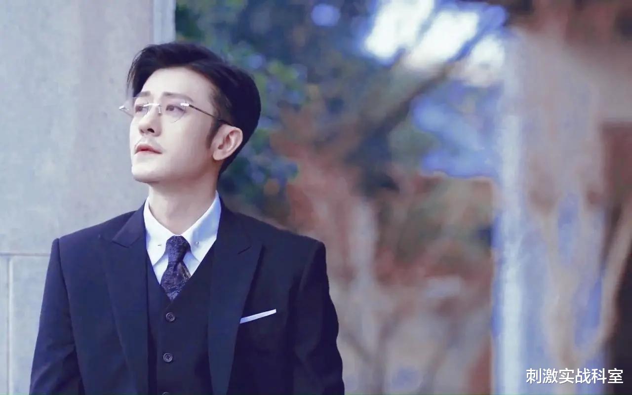 亲妈和干妈全是导演，耗时20年都能没捧红他，却在娶妻改名后爆火