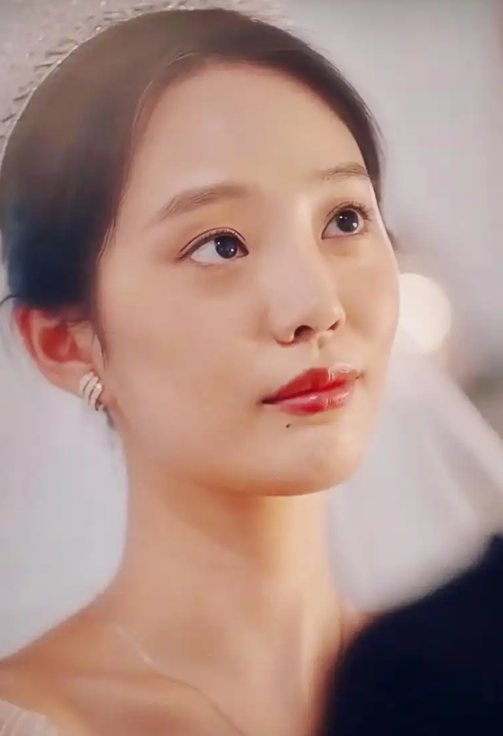 “短剧女王”徐艺真,从演员到老板,拆伴拆出来的机遇,爽文无疑