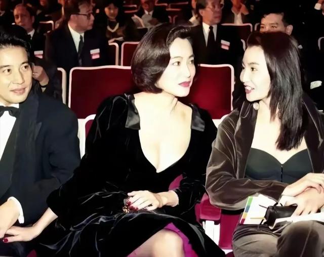 林青霞绝美腰臀比,又瘦又有肉,连脚趾头和粗眉毛都是美的