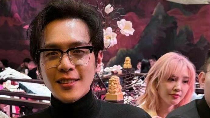 张若昀唐艺昕参加朋友婚礼，两人现场亲昵秀恩爱，唐艺昕发色亮眼