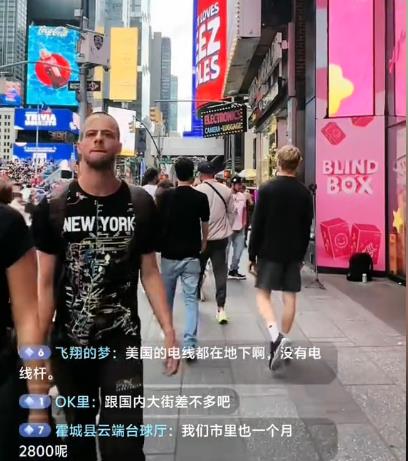 网红美国街头被抢手机,暴揍对方血溅一身,网友:就爱歧视中国人