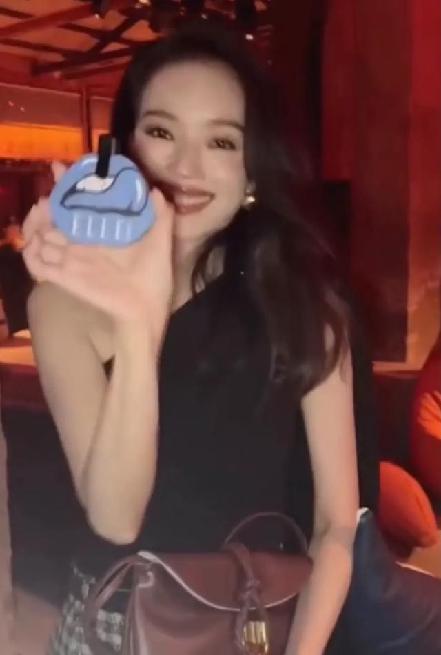 郭晶晶烫了卷发看秀,舒淇穿红色尖头鞋很娇俏,杨紫琼也来看秀!