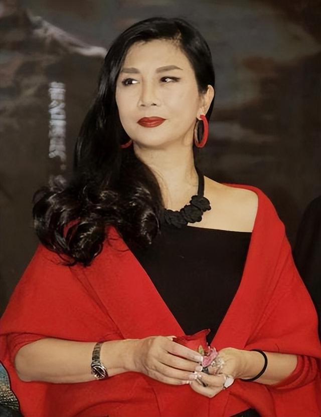 美过邱淑贞,被成龙当众告白,61岁的“三ji艳后”仍旧美得不像话