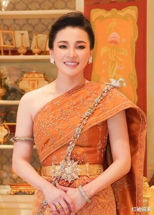 苏提达过46岁生日,一袭紫色连衣裙笑靥如花,泰王为她遣散后宫