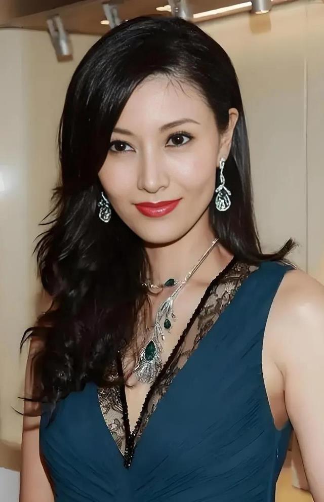 李嘉欣:华贵的气质与盛世的美颜!