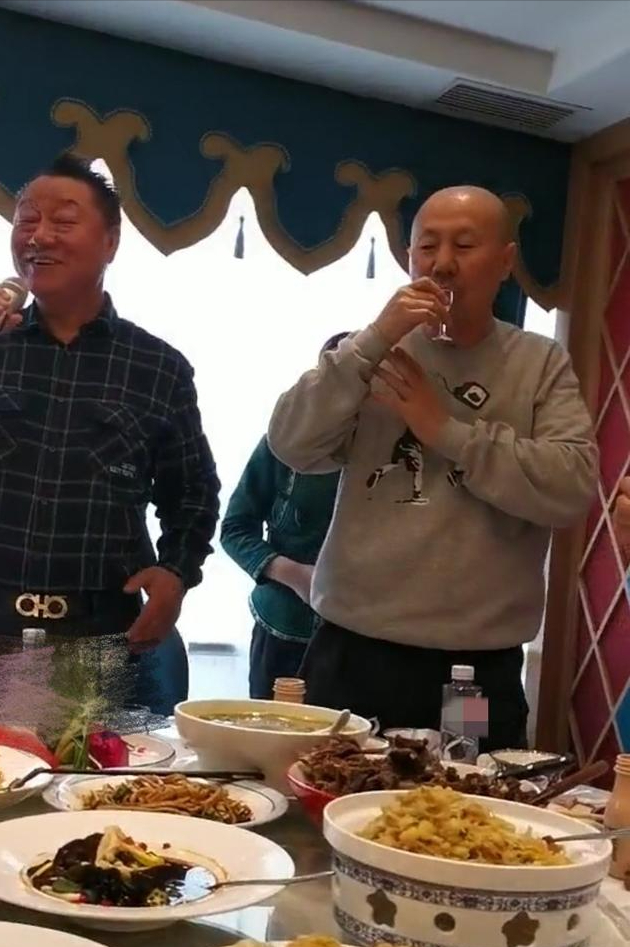 娱乐圈里四位“酒蒙子”:腾格尔为喝酒散尽家财,景冈山判若两人