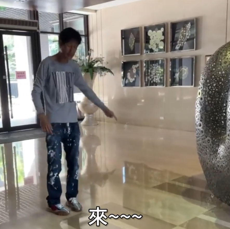 唐治平裸上身游荡街头,瘦骨嶙峋精神恍惚,穷困潦倒拒绝他人帮助