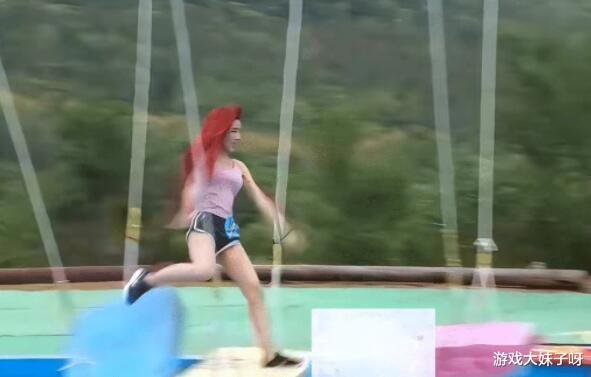 三只羊集体参加快乐向前冲,两位女主播身材满分,嘴哥一人拿两台冰箱