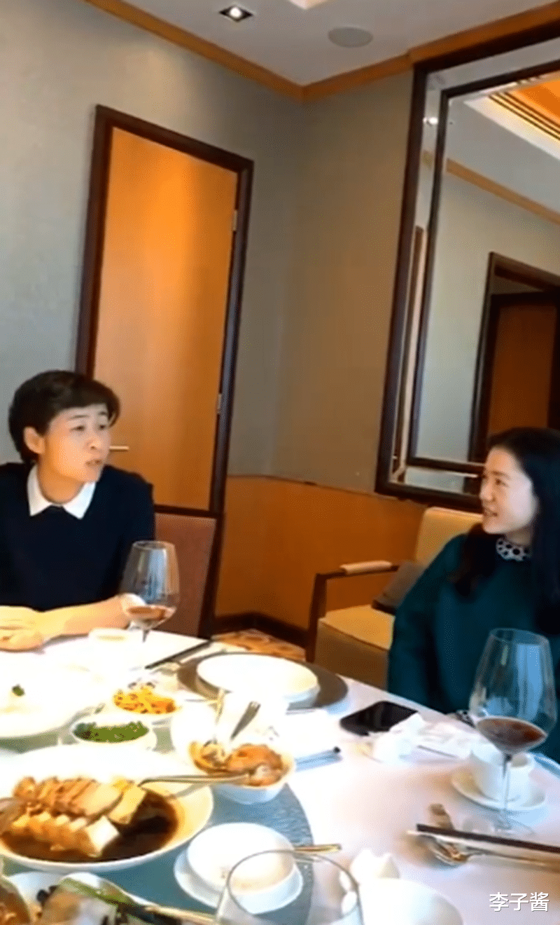 102岁杨振宁与刘洋聚餐，说话和听力超好，妻子翁帆穿绿毛衣抢镜