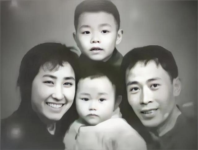 离婚33年后,刀郎和“与富商私奔”的前妻,两人处境千差万别