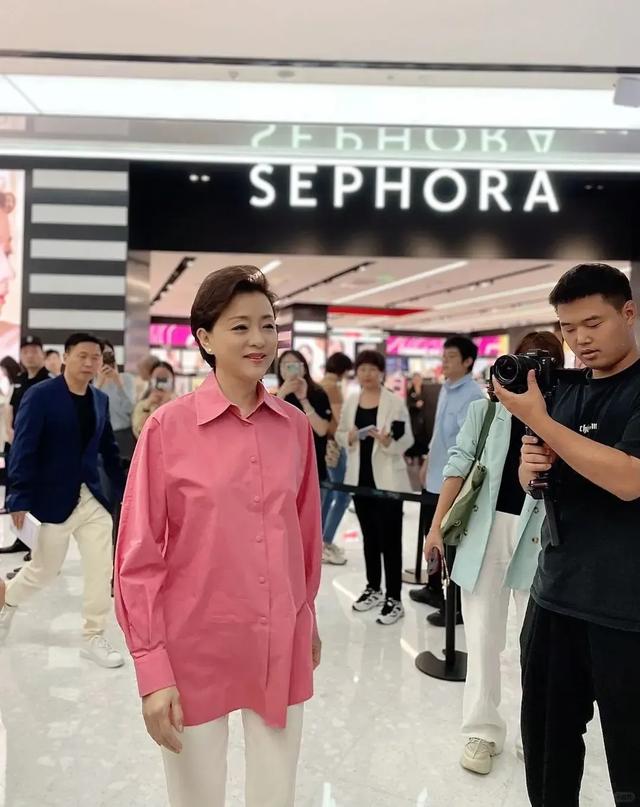 杨澜晒费翔合影,衬衫短发精神干练脸自信,男方高贵气质太吸引人