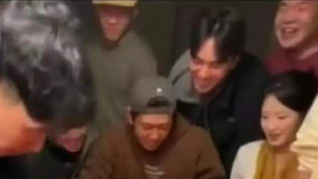 离谱！24岁女偶像参加涉毒男星生日聚会，直接坐在桌边陪着赌博