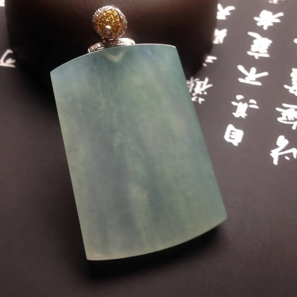 毫无技术含量的翡翠无事牌，为何能成为各大珠宝拍卖会的常客？