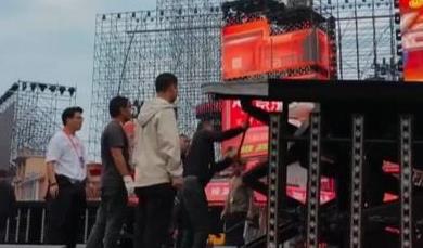 跨年晚会如草台班子：歌导演组接连失误，宋茜摔伤王一博命悬一线