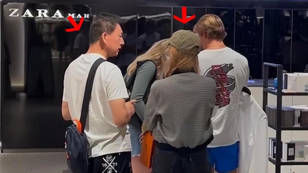 郑爽外出逛街被偶遇，染黄发站姿豪迈！自曝当导演拍复仇、逆袭剧