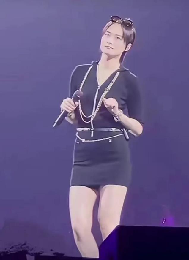 40岁李宇春超短裙跳舞引网友不满:一想到她也来月事,就头皮发麻