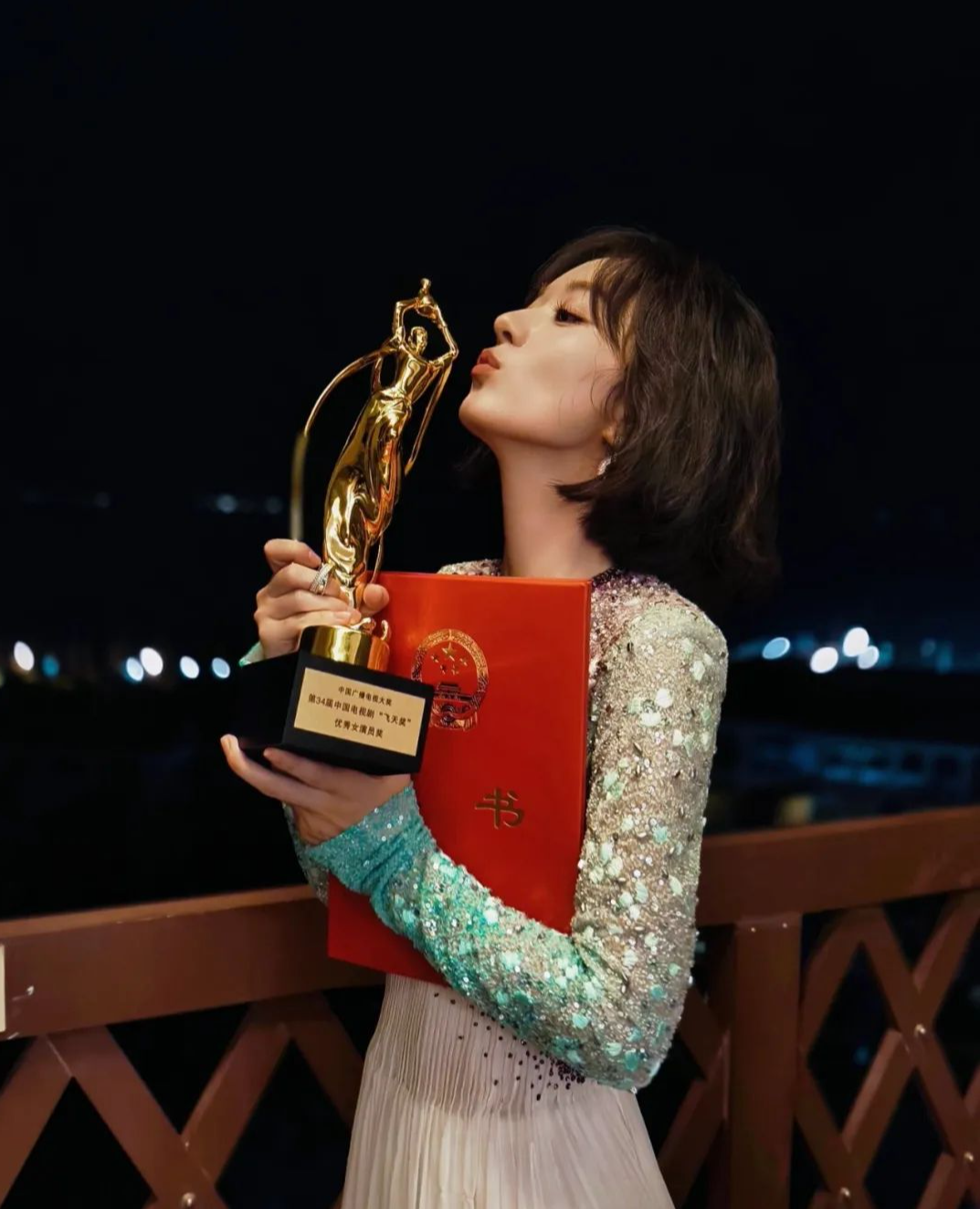 赵丽颖 获奖后却引发“六指风波”，网友惊呼：明星连脚趾都要P吗？