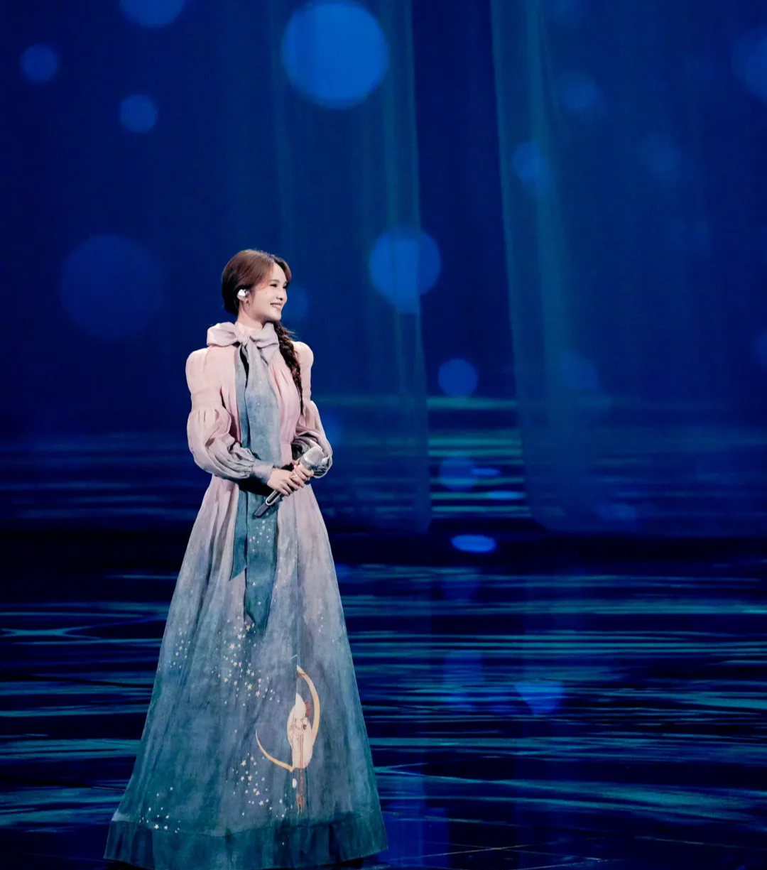 40岁杨丞琳晒照,穿粉蓝渐变色长裙,像古堡里的公主