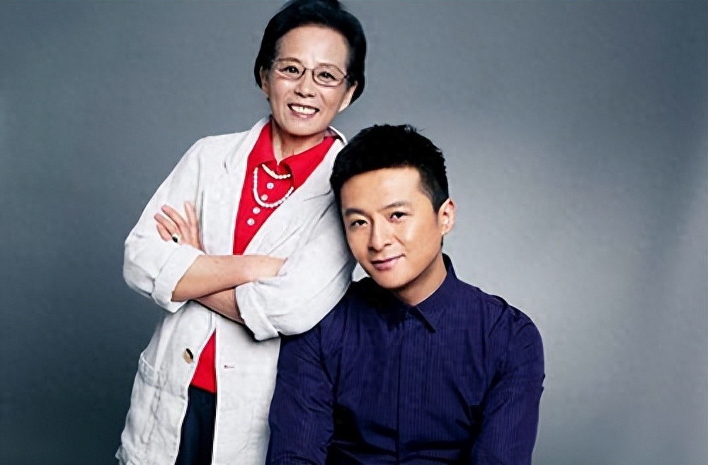 拆散儿子3段姻缘,44岁的儿子躺狗窝大哭,她依是不后悔的姿态!