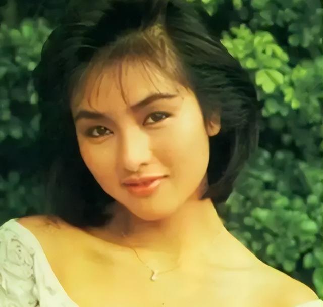 香港女星被胃癌折磨离世,丈夫另结新欢,与现任妻子一同祭拜亡妻