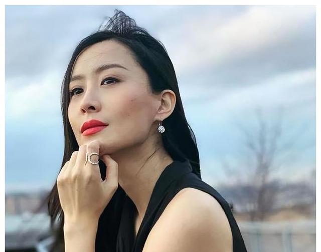 脸歪了,人老了,容貌一言难尽,陈法拉被吐槽越来越像汪明荃