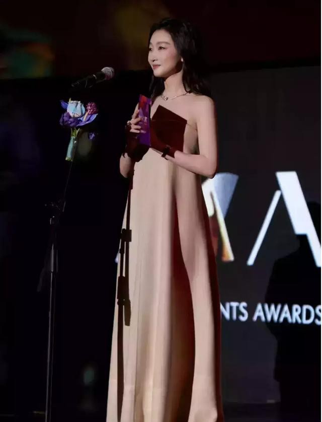 周冬雨现身釜山电影节颁奖,身材纤细,舞台上展现灵动的东方仪态