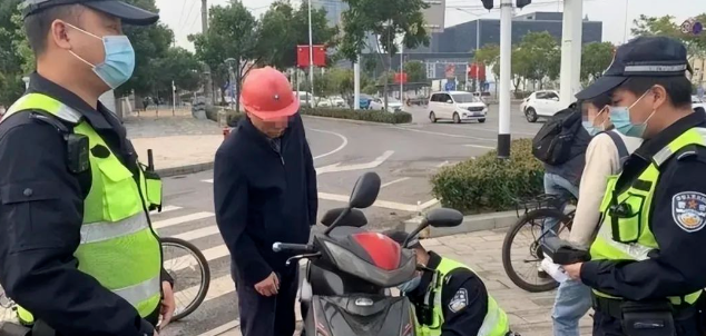 电动车头盔刚戴好，又新增两个禁令？车主哭了：刚买的电动车怎么办