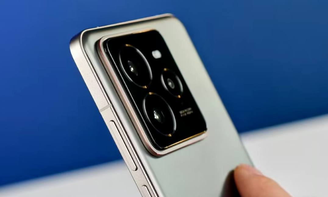 搭载骁龙8至尊版，比小米15便宜了900元，超大电池、满级防水、潜望长焦