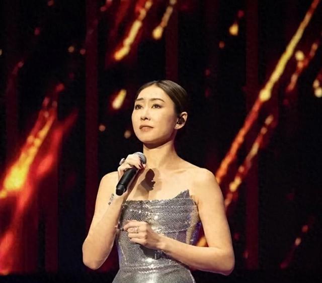 胡定欣单身8年，43岁生日半夜被敲门送玫瑰，曾与视帝相恋两年