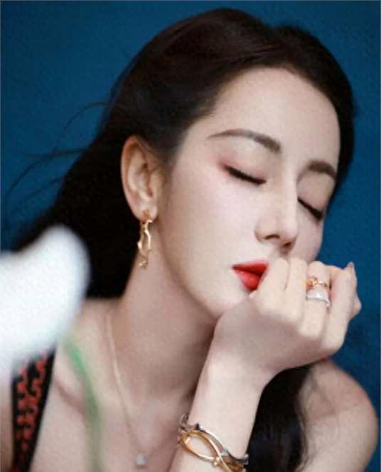 没想到，捂胸争议过去仅仅一年，迪丽热巴就以这种姿态出现