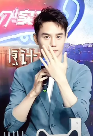 管不住手的5位内娱男星，明明拥有一张俊美小脸，却让人觉得手比脸香