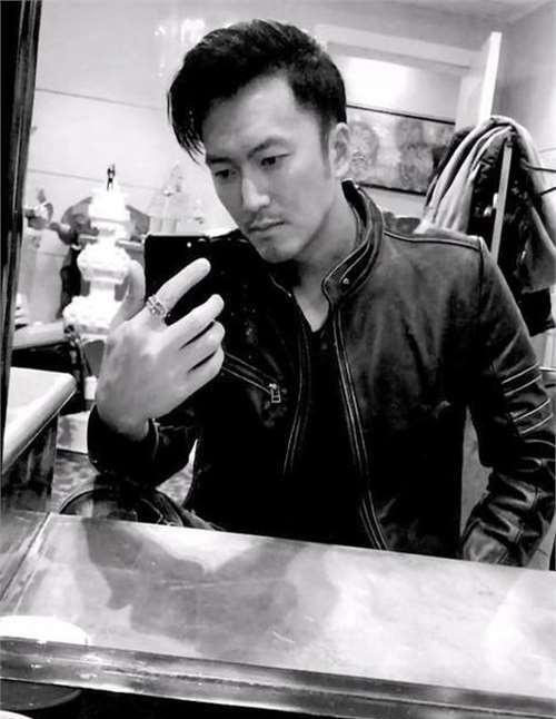 小伙因帅拒送快递,整容变身谢霆锋,今开公司成富豪