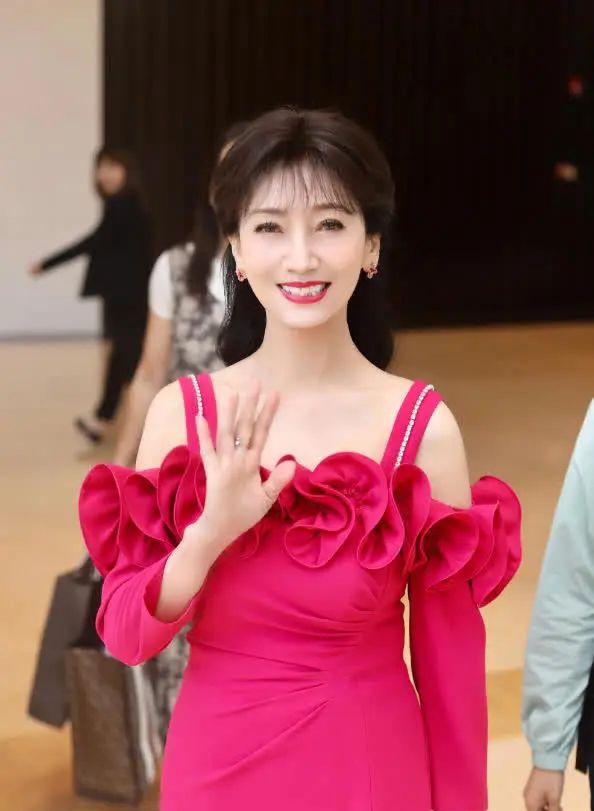 70岁赵雅芝的科技美容蜕变:吊带裙下的优雅与魅力!