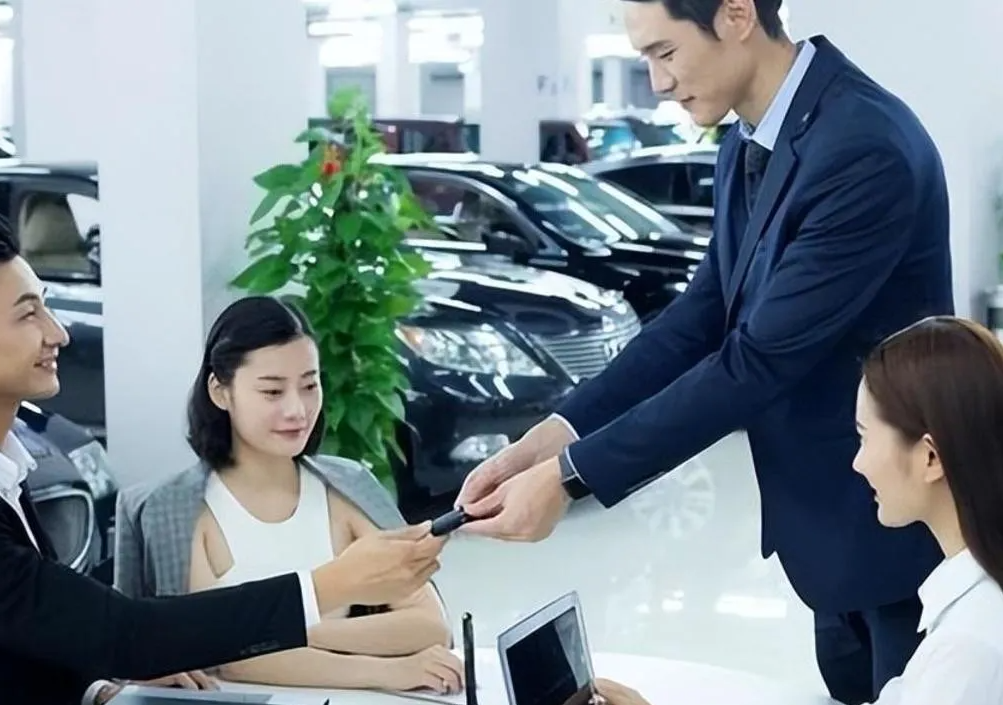 女司机4S店试驾，连撞18辆奥迪，法院判了：4S店全责