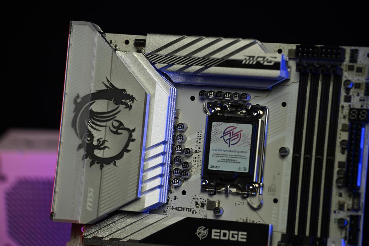 一脚踩爆英特尔的牙膏管：微星Z890刀锋钛开箱，玩命堆新技术？