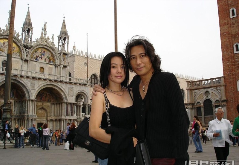 71岁香港摇滚教父儿孙满堂还不够?小40岁女友陪伴14年却拒绝5婚!