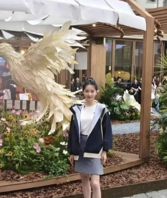 37岁刘诗诗大胆尝试“家暴装”,下衣失踪秀性感,网友直呼:吴奇隆好福气