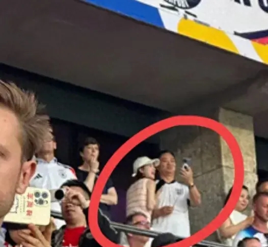 50岁刘强东近况！现身欧洲杯，章泽天贴身撒娇，一旁马云独显落寞