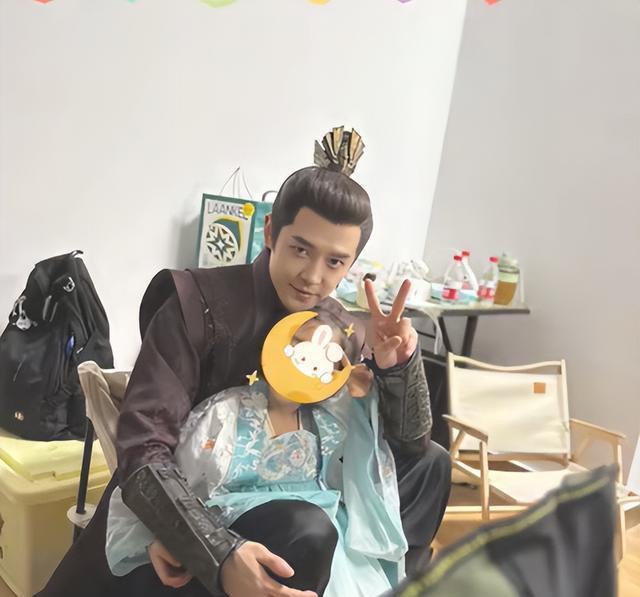 颖儿带女儿探班付辛博,6岁女儿出镜穿228元汉服,跳拉丁舞显早熟