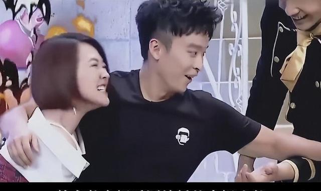 影帝廖凡与妻子现街头,开百万豪车出行,手提名酒掏挎包略显猥琐