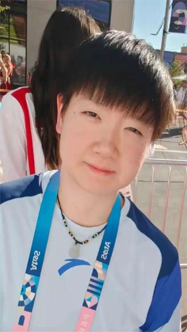 孙颖莎在巴黎街头吃冰淇淋,袜子穿反了,脸上的落寞表情令人心疼