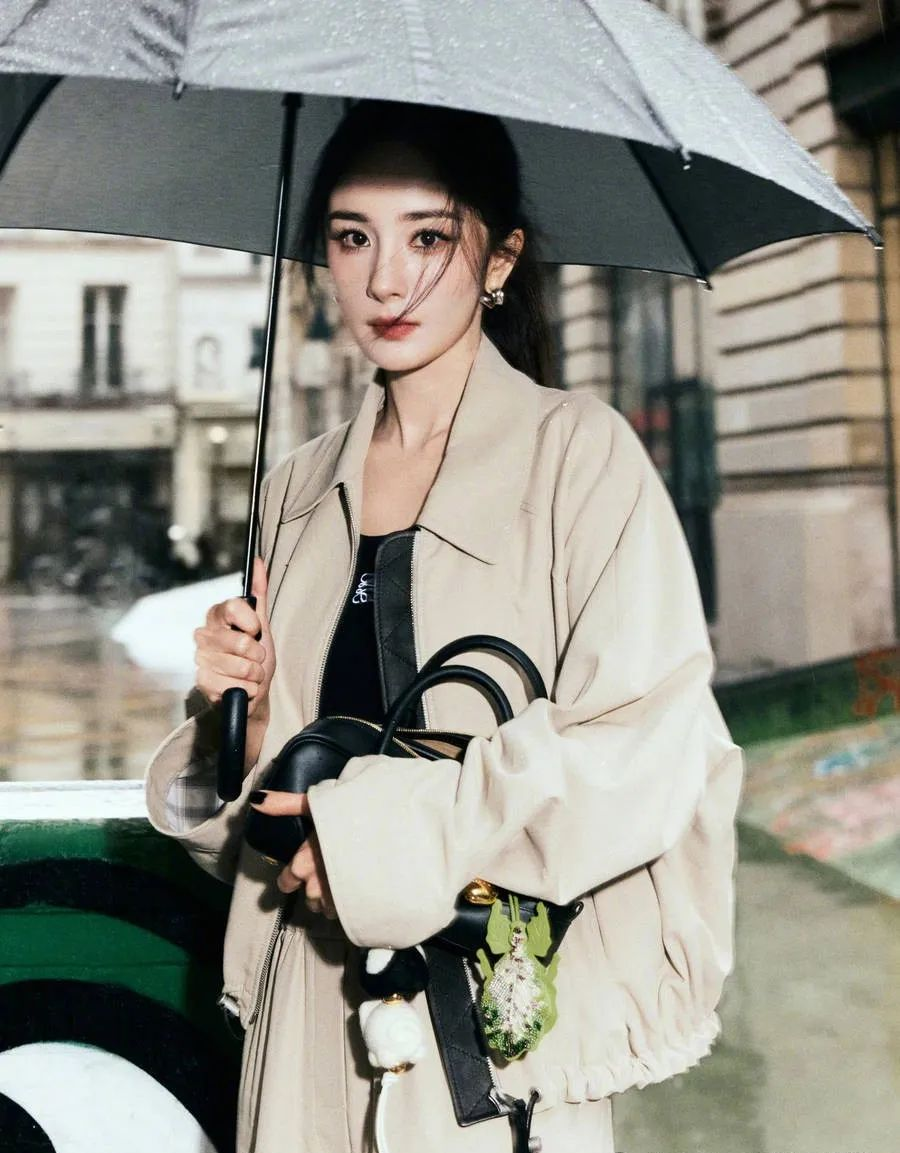 杨幂巴黎雨中撑伞，氛围感爆棚，漫步街头尽显悠闲惬意！